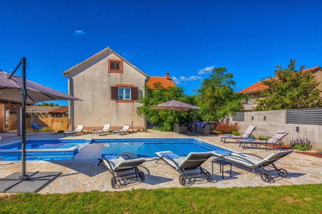 Holiday Home Tower With Private Pool, Sauna And Quads Smilcic Exteriör bild