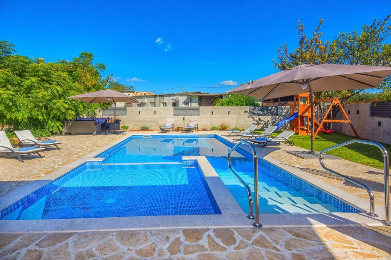 Holiday Home Tower With Private Pool, Sauna And Quads Smilcic Exteriör bild