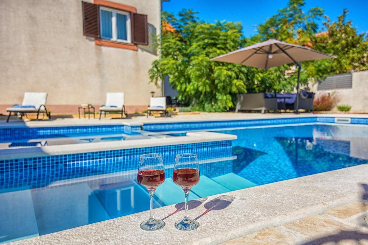Holiday Home Tower With Private Pool, Sauna And Quads Smilcic Exteriör bild