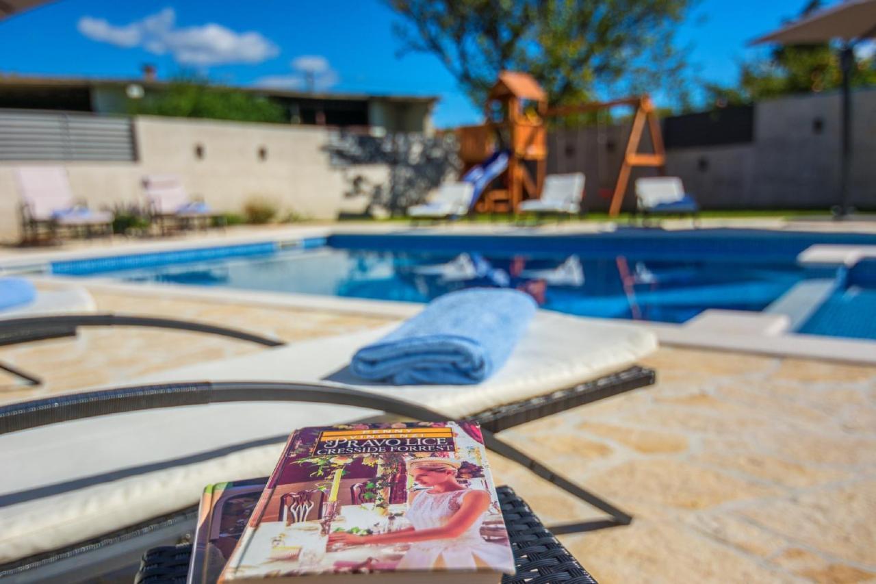 Holiday Home Tower With Private Pool, Sauna And Quads Smilcic Exteriör bild