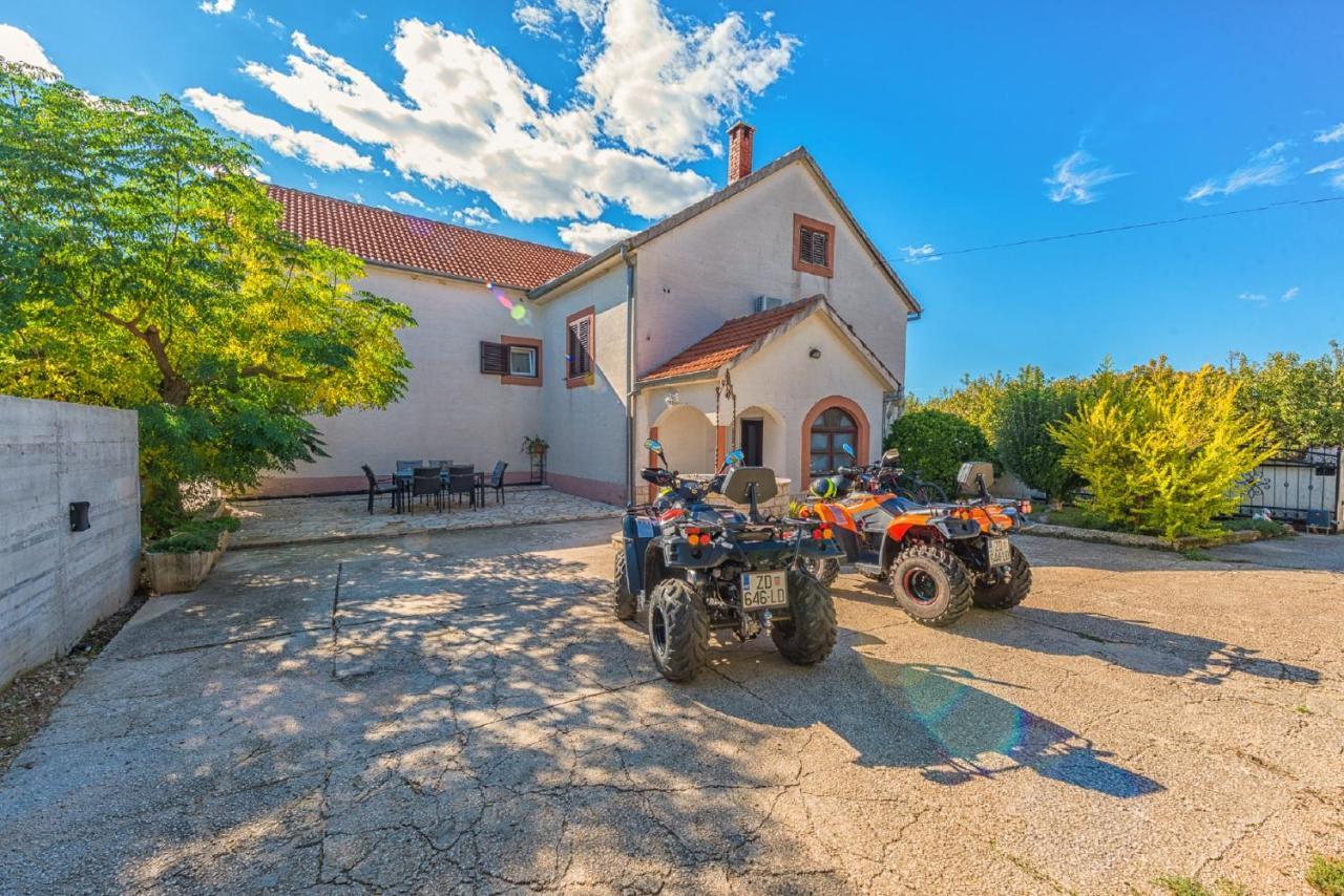Holiday Home Tower With Private Pool, Sauna And Quads Smilcic Exteriör bild