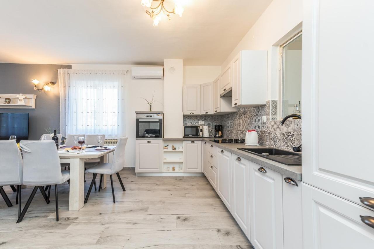 Holiday Home Tower With Private Pool, Sauna And Quads Smilcic Exteriör bild