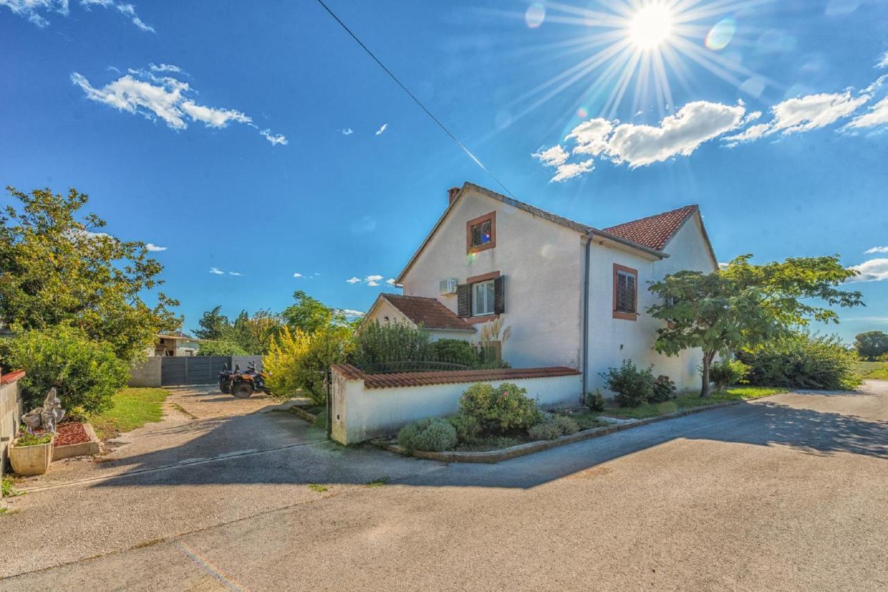 Holiday Home Tower With Private Pool, Sauna And Quads Smilcic Exteriör bild