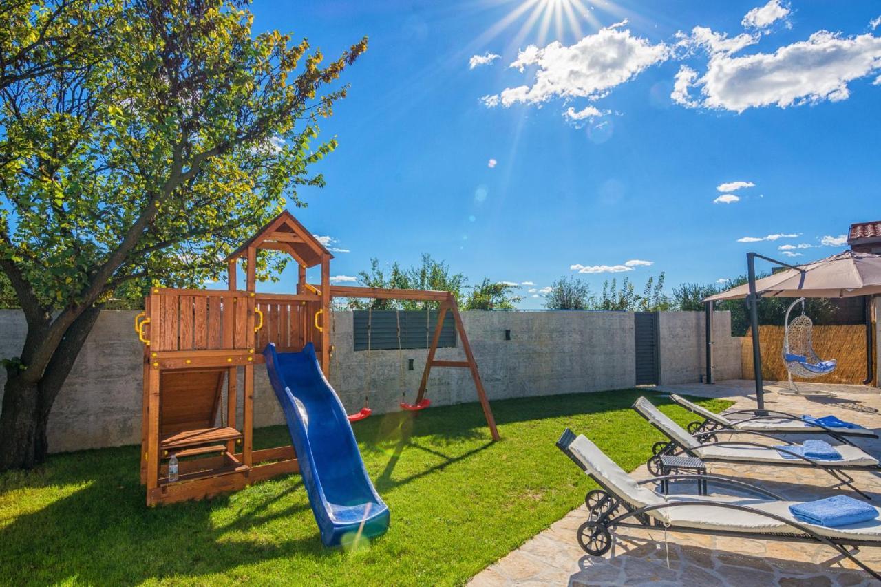 Holiday Home Tower With Private Pool, Sauna And Quads Smilcic Exteriör bild