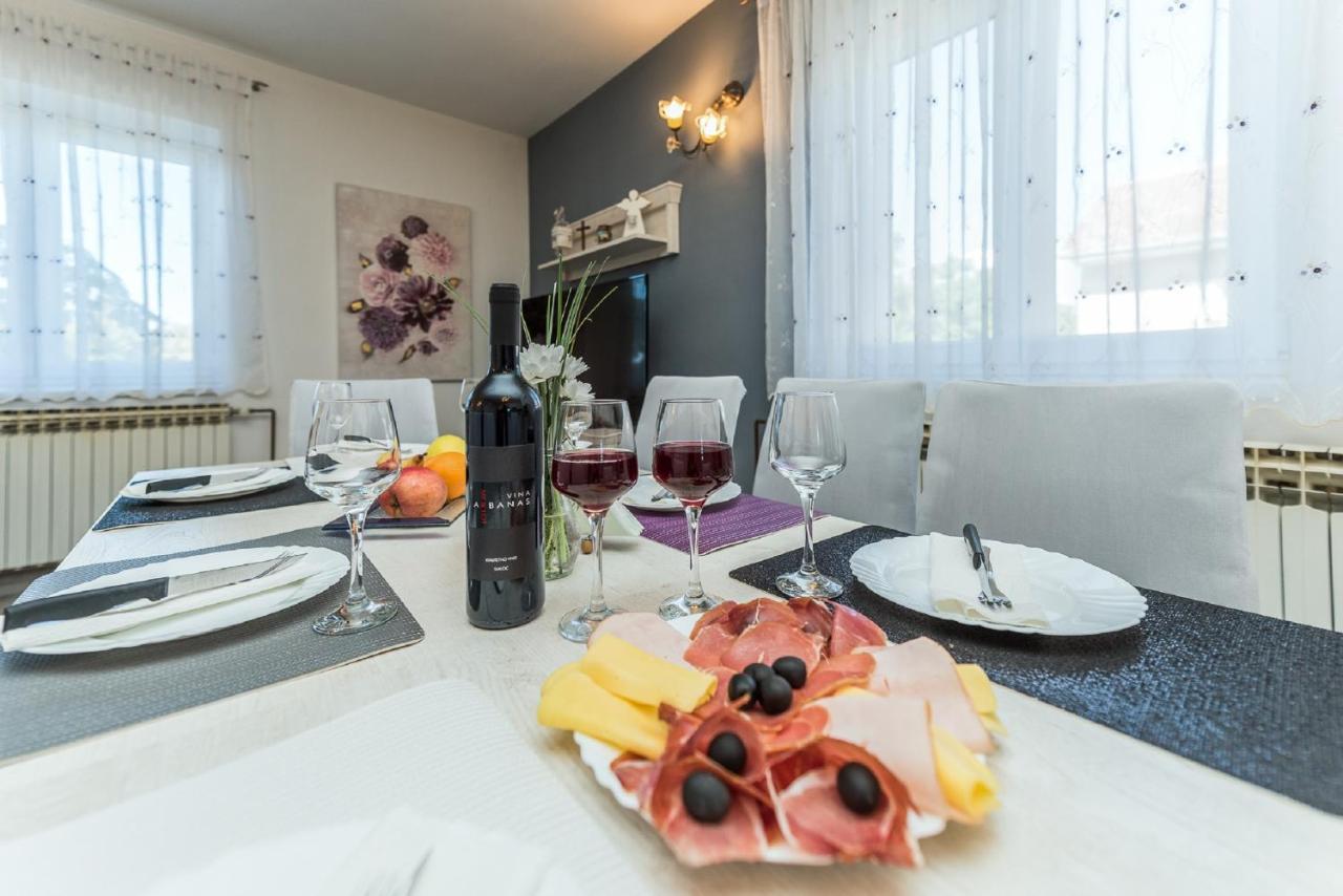 Holiday Home Tower With Private Pool, Sauna And Quads Smilcic Exteriör bild