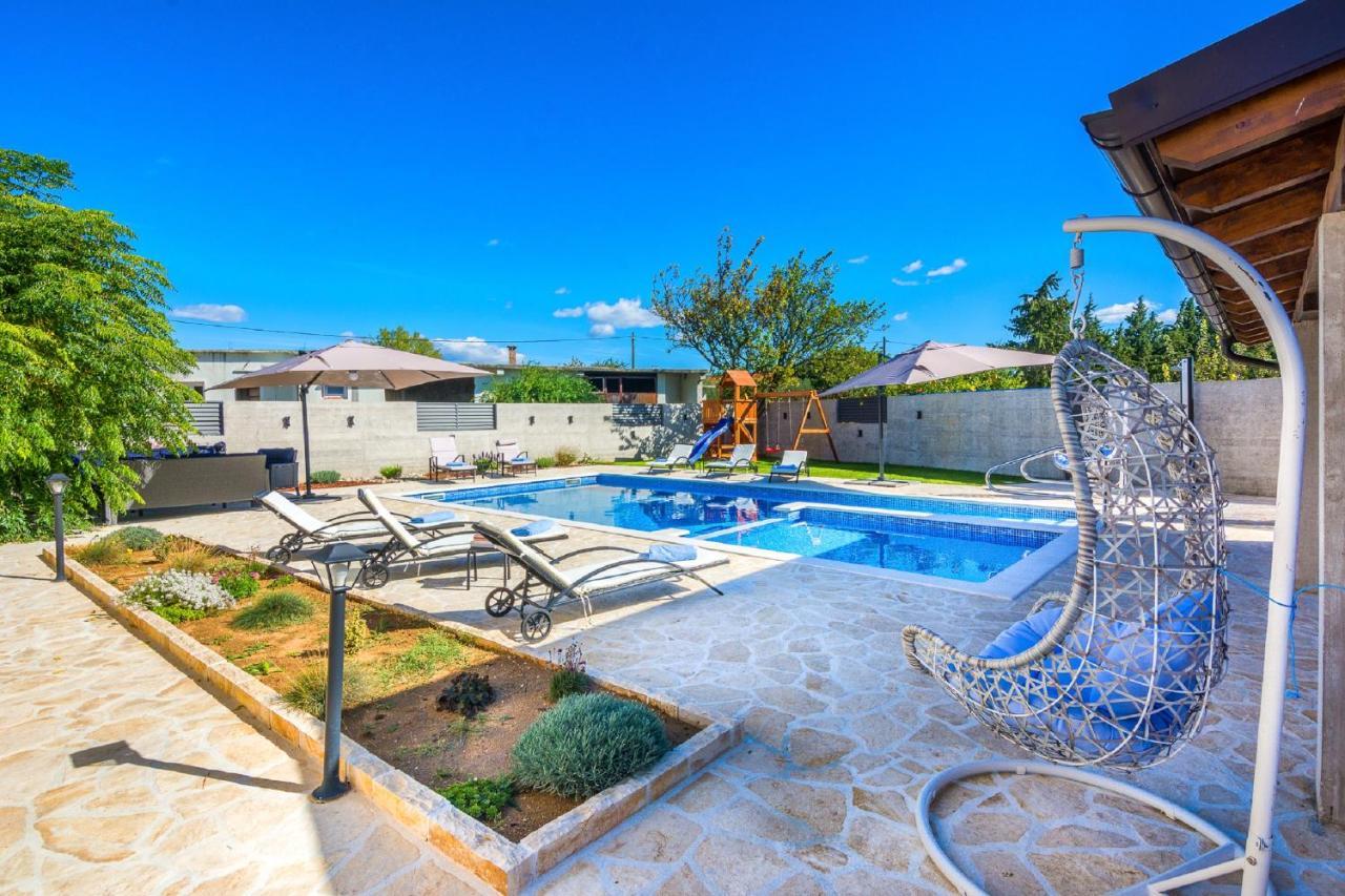 Holiday Home Tower With Private Pool, Sauna And Quads Smilcic Exteriör bild