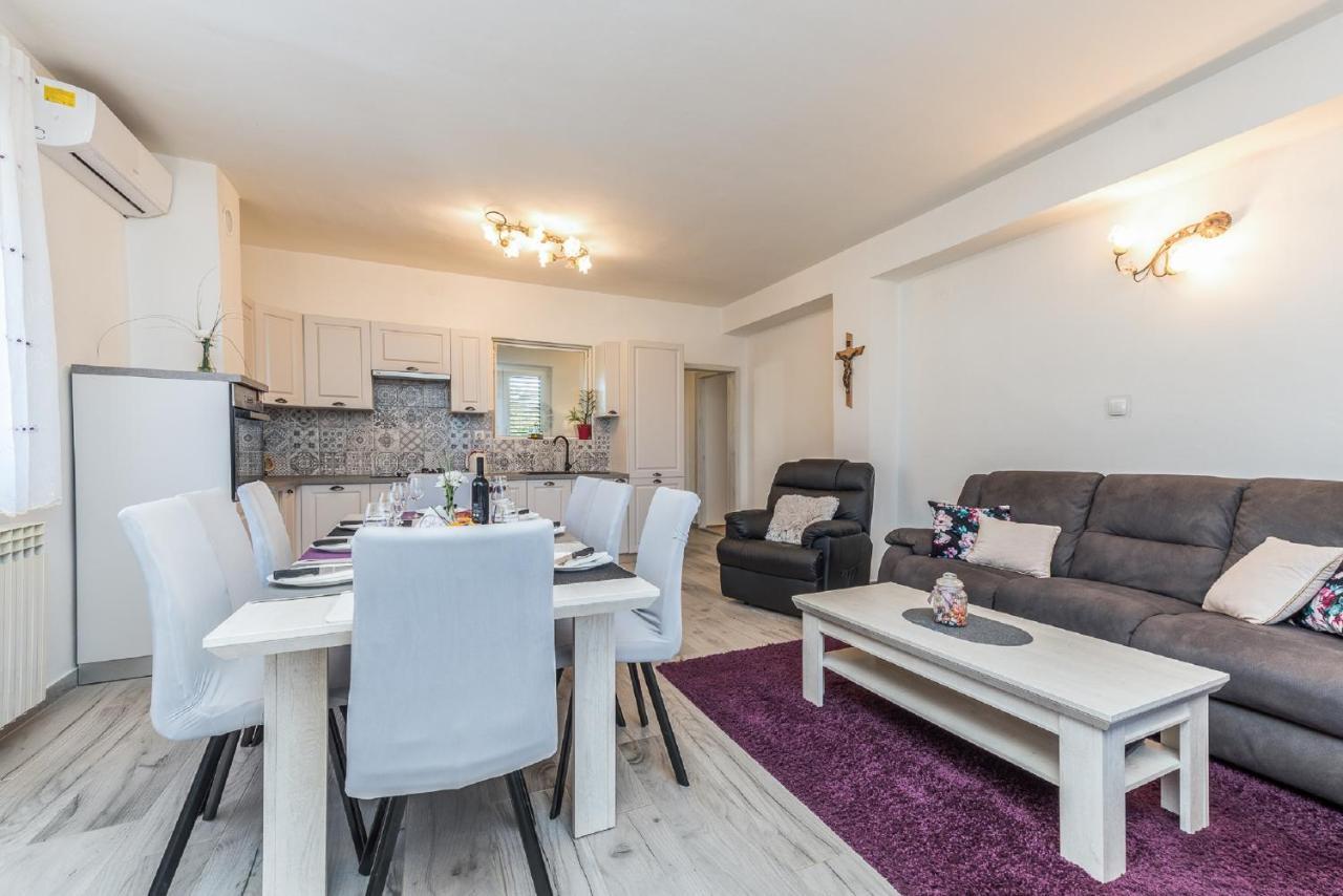 Holiday Home Tower With Private Pool, Sauna And Quads Smilcic Exteriör bild